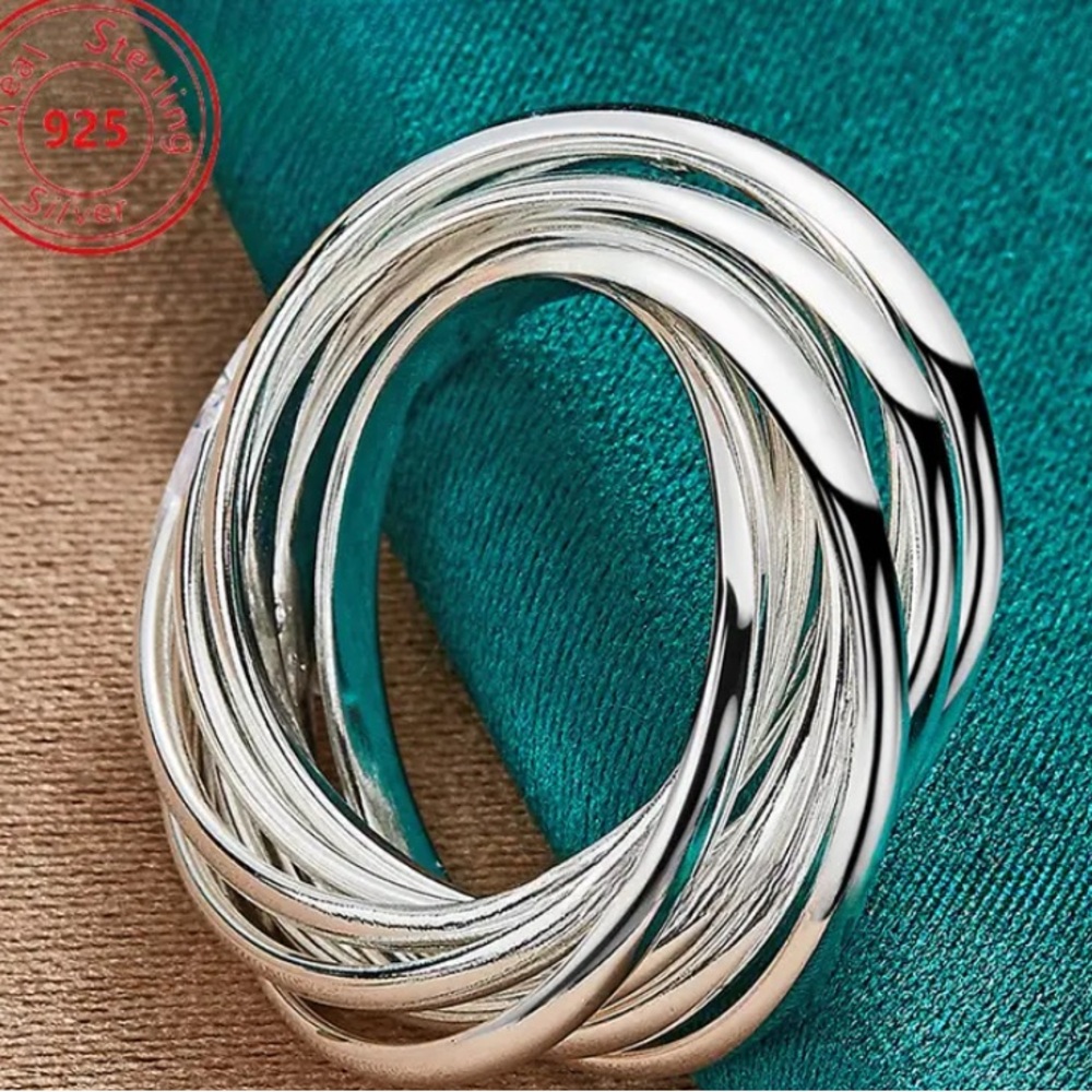 Elegant 9.25 Sterling Silver Intertwined Ring